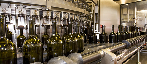 Processo de engarrafamento de azeite após produção