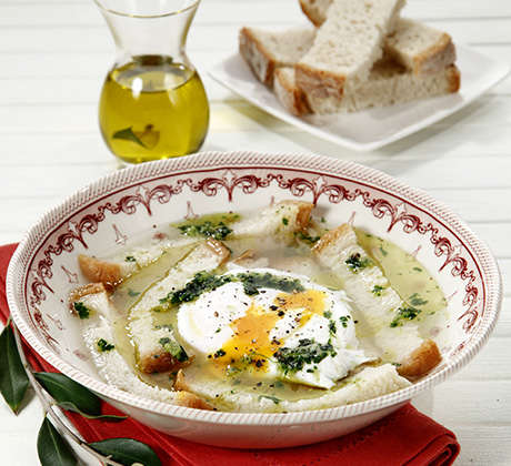 Sopa alentejana com azeite